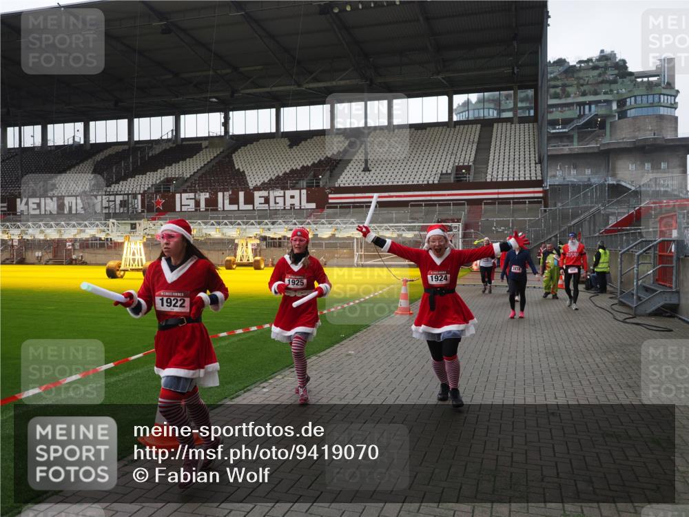 07.12.2025 - St. Pauli X-Mass-Run No. 15 Fabian Wolf http://msf.ph/oto/9419070 07.12.2025 11:29:48 Ziel 859, 882, 1922, 1924, 1925, 2787, 2838, 2840, 2882, 4651, 4839 meine-sportfotos.de
