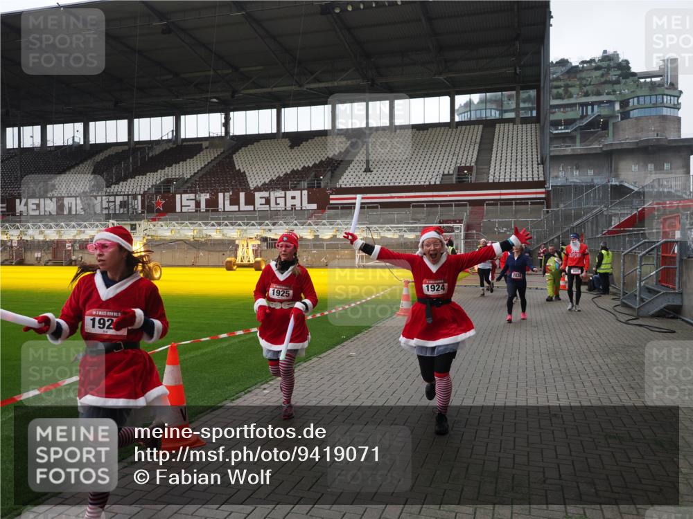 07.12.2025 - St. Pauli X-Mass-Run No. 15 Fabian Wolf http://msf.ph/oto/9419071 07.12.2025 11:29:48 Ziel 859, 882, 1922, 1924, 1925, 2787, 2838, 2840, 2882, 4651, 4839 meine-sportfotos.de