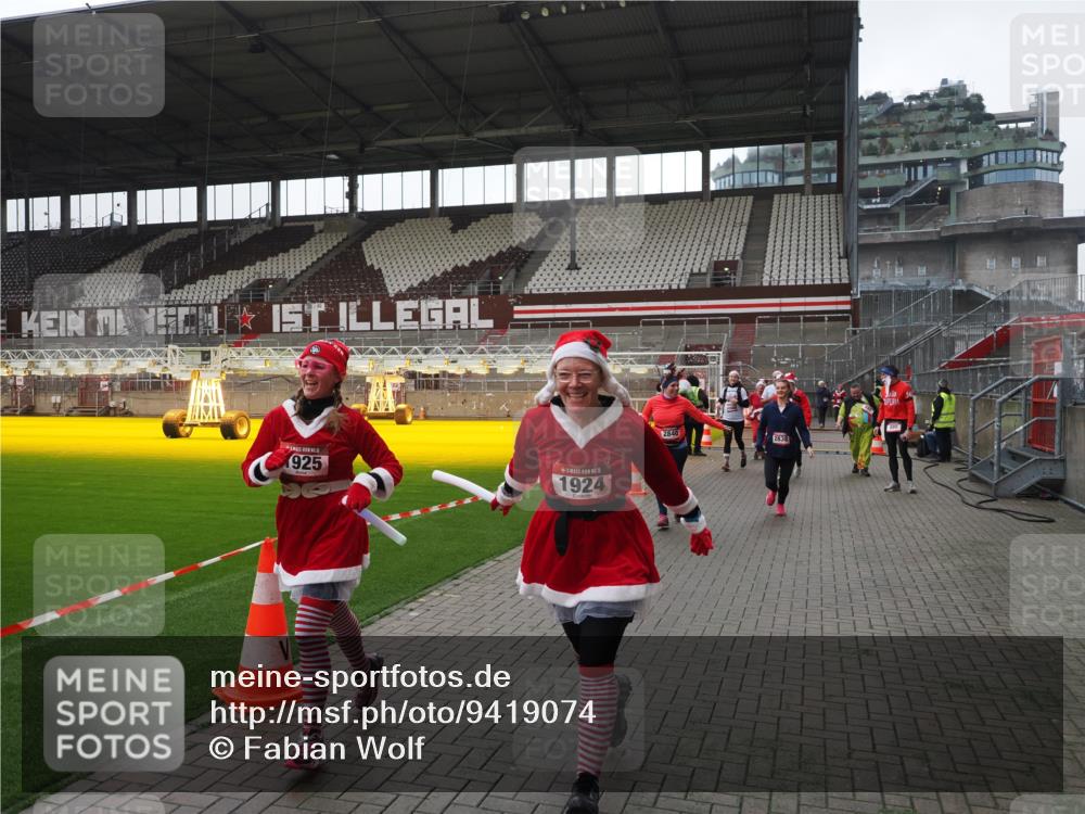 07.12.2025 - St. Pauli X-Mass-Run No. 15 Fabian Wolf http://msf.ph/oto/9419074 07.12.2025 11:29:49 Ziel 859, 882, 1922, 1924, 1925, 2787, 2838, 2840, 4651, 4839 meine-sportfotos.de