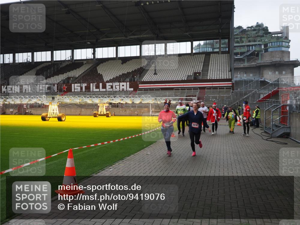 07.12.2025 - St. Pauli X-Mass-Run No. 15 Fabian Wolf http://msf.ph/oto/9419076 07.12.2025 11:29:50 Ziel 859, 882, 1922, 1924, 1925, 2787, 2838, 2840, 4651, 4839 meine-sportfotos.de