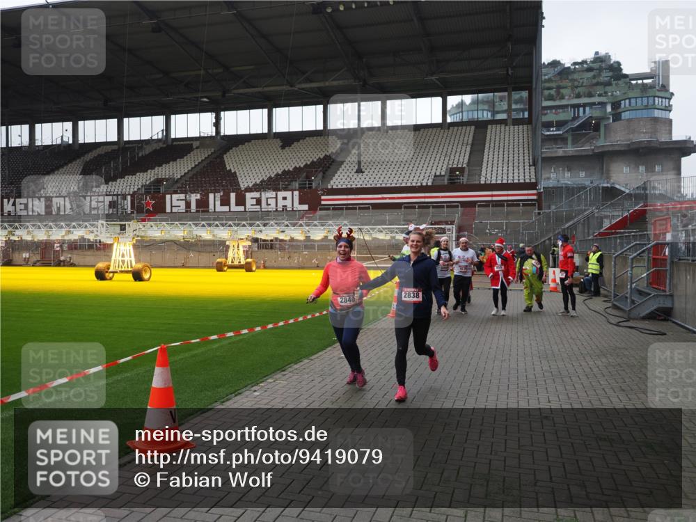 07.12.2025 - St. Pauli X-Mass-Run No. 15 Fabian Wolf http://msf.ph/oto/9419079 07.12.2025 11:29:51 Ziel 859, 882, 1922, 1924, 1925, 2787, 2838, 2840, 4651, 4839 meine-sportfotos.de