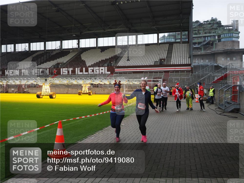 07.12.2025 - St. Pauli X-Mass-Run No. 15 Fabian Wolf http://msf.ph/oto/9419080 07.12.2025 11:29:51 Ziel 859, 882, 1922, 1924, 1925, 2787, 2838, 2840, 4651, 4839 meine-sportfotos.de