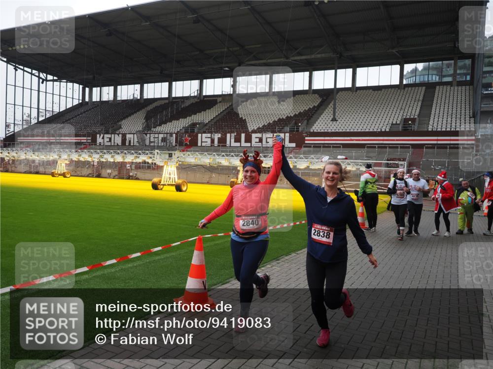 07.12.2025 - St. Pauli X-Mass-Run No. 15 Fabian Wolf http://msf.ph/oto/9419083 07.12.2025 11:29:51 Ziel 859, 882, 1922, 1924, 1925, 2787, 2838, 2840, 4651, 4839 meine-sportfotos.de