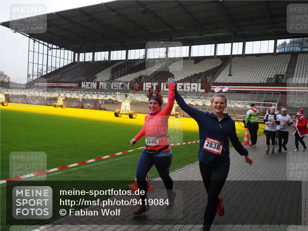 07.12.2025 - St. Pauli X-Mass-Run No. 15 Fabian Wolf http://msf.ph/oto/9419084 07.12.2025 11:29:52 Ziel 859, 882, 1922, 1924, 1925, 1941, 2787, 2838, 2840, 3303, 4651, 4839 meine-sportfotos.de