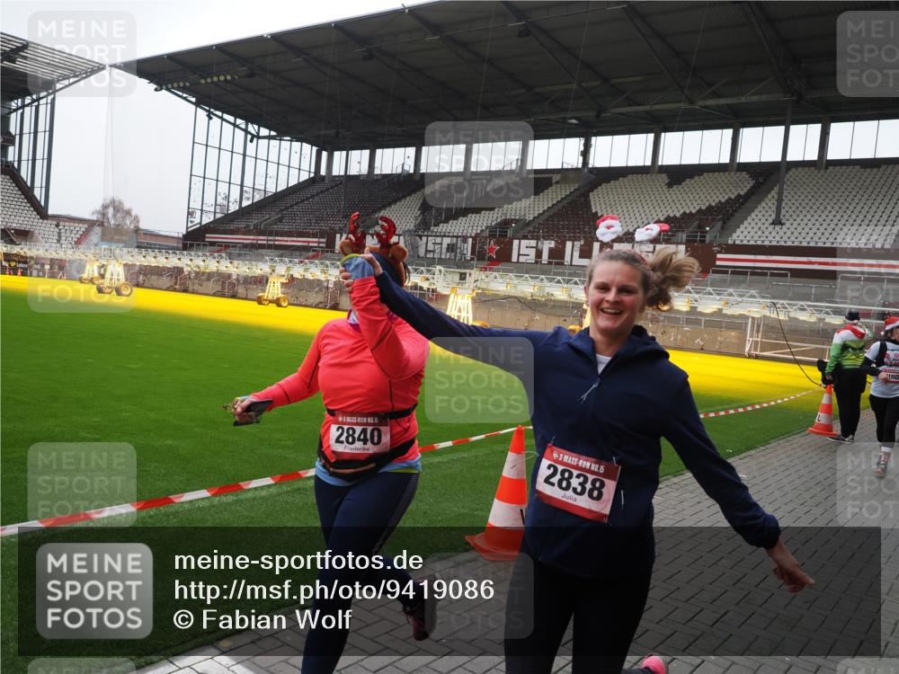 07.12.2025 - St. Pauli X-Mass-Run No. 15 Fabian Wolf http://msf.ph/oto/9419086 07.12.2025 11:29:52 Ziel 859, 882, 1922, 1924, 1925, 1941, 2787, 2838, 2840, 3303, 4651, 4839 meine-sportfotos.de