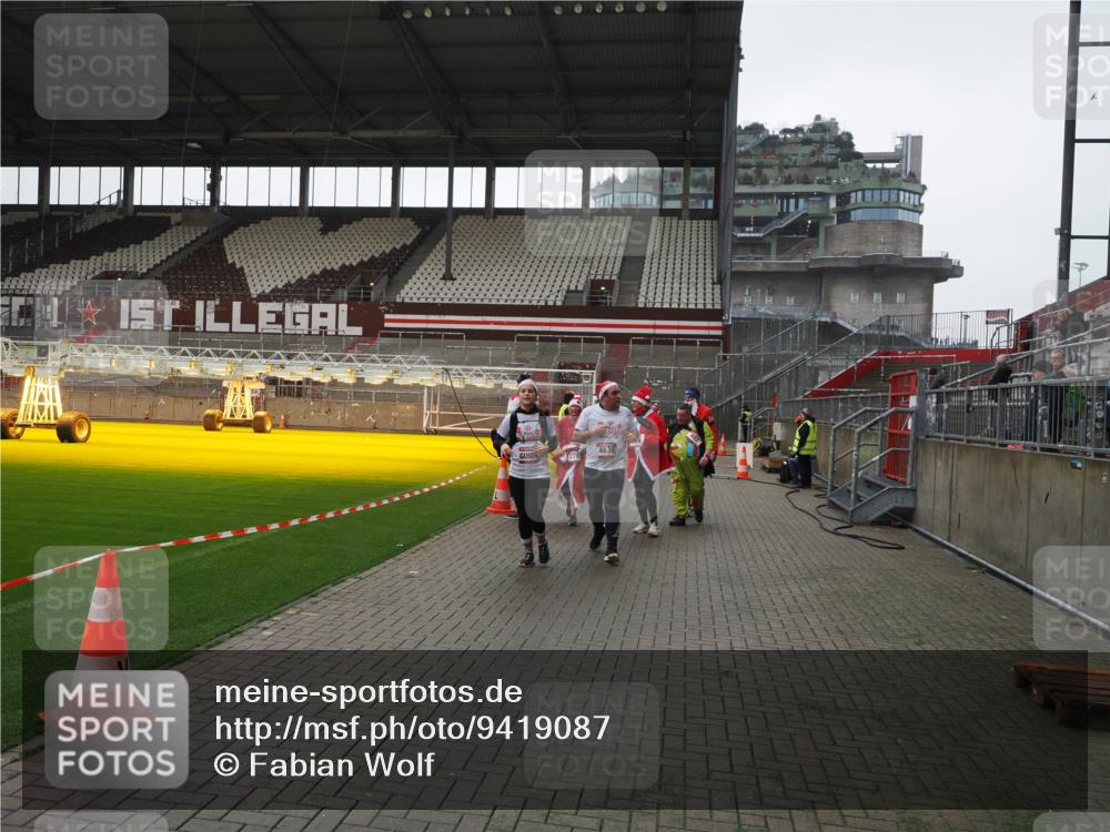 07.12.2025 - St. Pauli X-Mass-Run No. 15 Fabian Wolf http://msf.ph/oto/9419087 07.12.2025 11:29:53 Ziel 859, 882, 1922, 1924, 1925, 1941, 2787, 2838, 2840, 3303, 4651, 4839 meine-sportfotos.de