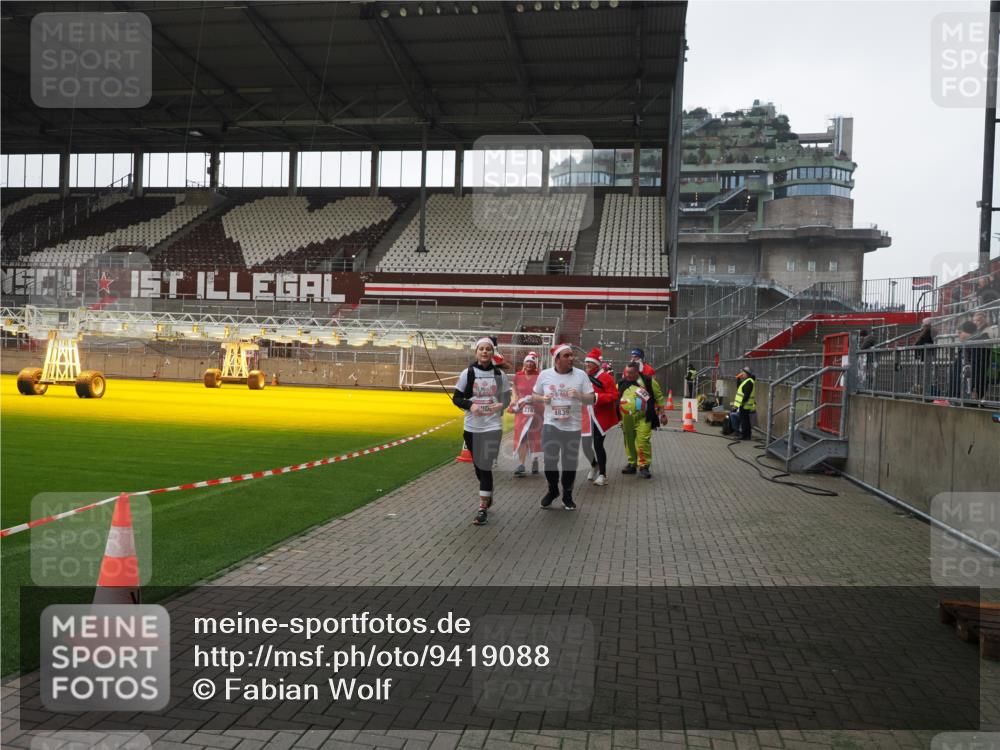 07.12.2025 - St. Pauli X-Mass-Run No. 15 Fabian Wolf http://msf.ph/oto/9419088 07.12.2025 11:29:53 Ziel 859, 882, 1922, 1924, 1925, 1941, 2787, 2838, 2840, 3303, 4651, 4839 meine-sportfotos.de
