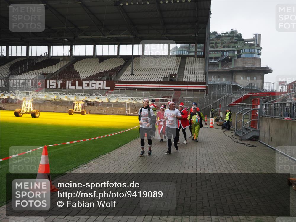 07.12.2025 - St. Pauli X-Mass-Run No. 15 Fabian Wolf http://msf.ph/oto/9419089 07.12.2025 11:29:53 Ziel 859, 882, 1922, 1924, 1925, 1941, 2787, 2838, 2840, 3303, 4651, 4839 meine-sportfotos.de