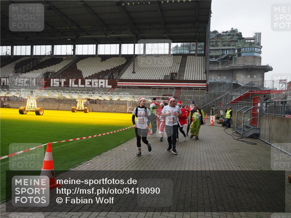 07.12.2025 - St. Pauli X-Mass-Run No. 15 Fabian Wolf http://msf.ph/oto/9419090 07.12.2025 11:29:53 Ziel 859, 882, 1922, 1924, 1925, 1941, 2787, 2838, 2840, 3303, 4651, 4839 meine-sportfotos.de