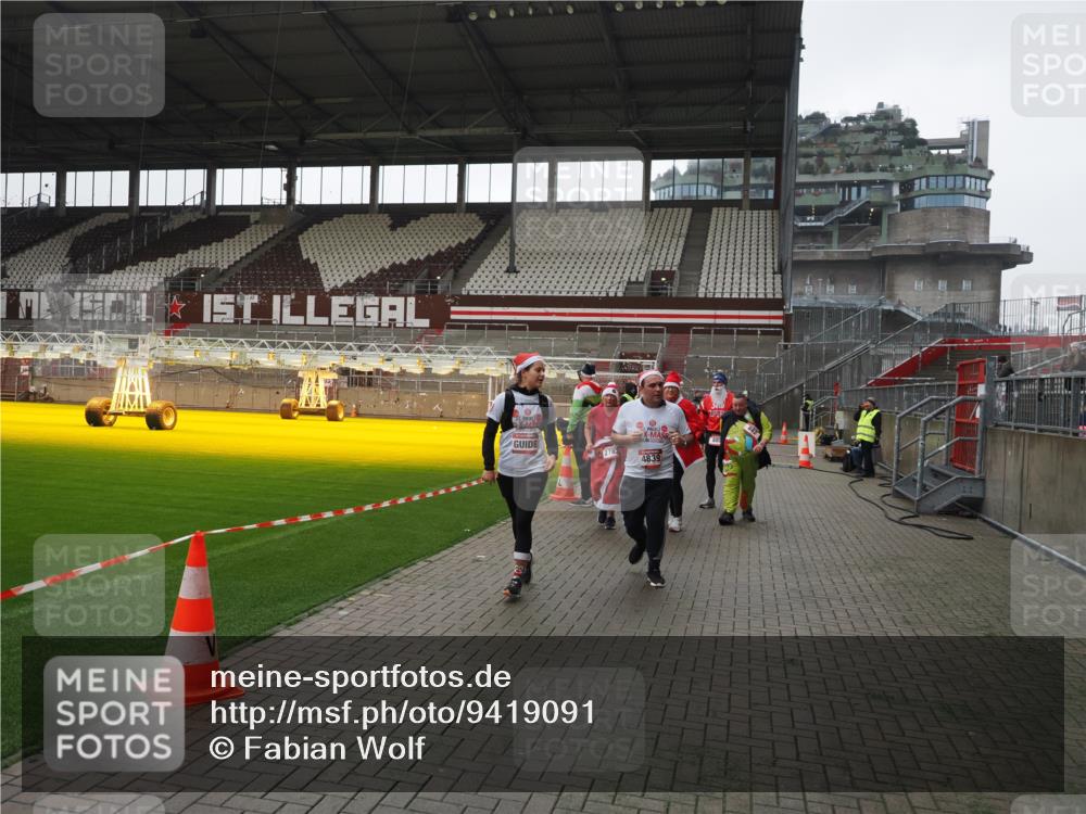 07.12.2025 - St. Pauli X-Mass-Run No. 15 Fabian Wolf http://msf.ph/oto/9419091 07.12.2025 11:29:53 Ziel 859, 882, 1922, 1924, 1925, 1941, 2787, 2838, 2840, 3303, 4651, 4839 meine-sportfotos.de