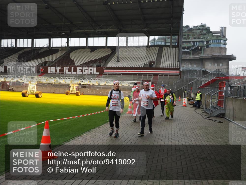 07.12.2025 - St. Pauli X-Mass-Run No. 15 Fabian Wolf http://msf.ph/oto/9419092 07.12.2025 11:29:54 Ziel 859, 882, 1922, 1924, 1925, 1941, 2787, 2838, 2840, 3303, 4651, 4839 meine-sportfotos.de