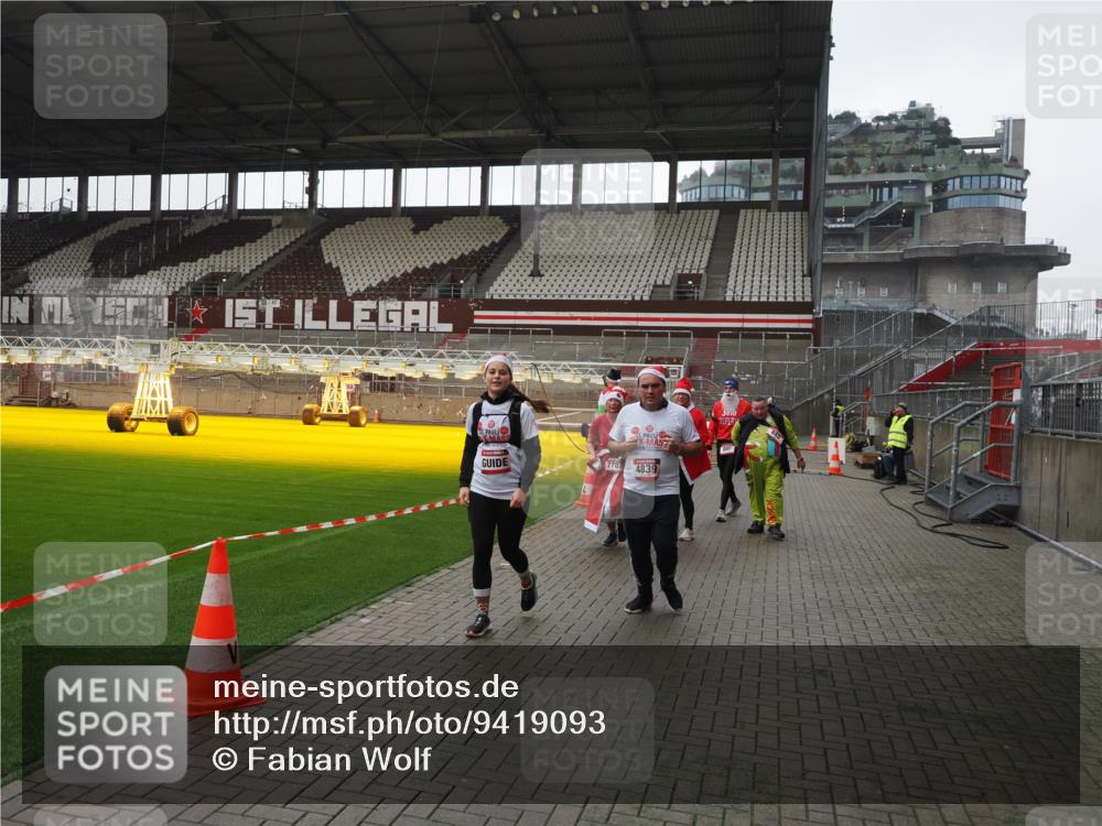 07.12.2025 - St. Pauli X-Mass-Run No. 15 Fabian Wolf http://msf.ph/oto/9419093 07.12.2025 11:29:54 Ziel 859, 882, 1922, 1924, 1925, 1941, 2787, 2838, 2840, 3303, 4651, 4839 meine-sportfotos.de