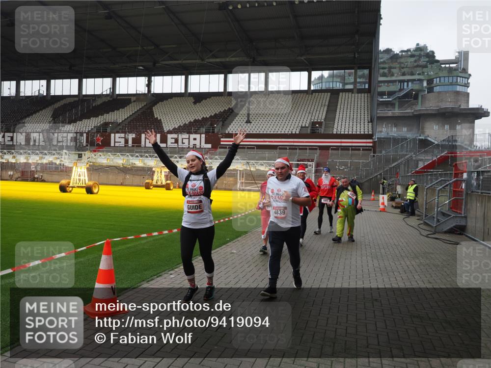 07.12.2025 - St. Pauli X-Mass-Run No. 15 Fabian Wolf http://msf.ph/oto/9419094 07.12.2025 11:29:54 Ziel 859, 882, 1922, 1924, 1925, 1941, 2787, 2838, 2840, 3303, 4651, 4839 meine-sportfotos.de