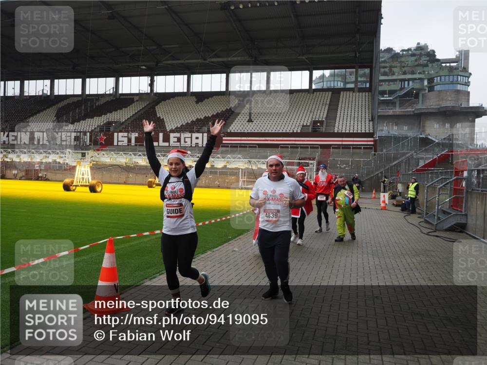 07.12.2025 - St. Pauli X-Mass-Run No. 15 Fabian Wolf http://msf.ph/oto/9419095 07.12.2025 11:29:54 Ziel 859, 882, 1922, 1924, 1925, 1941, 2787, 2838, 2840, 3303, 4651, 4839 meine-sportfotos.de