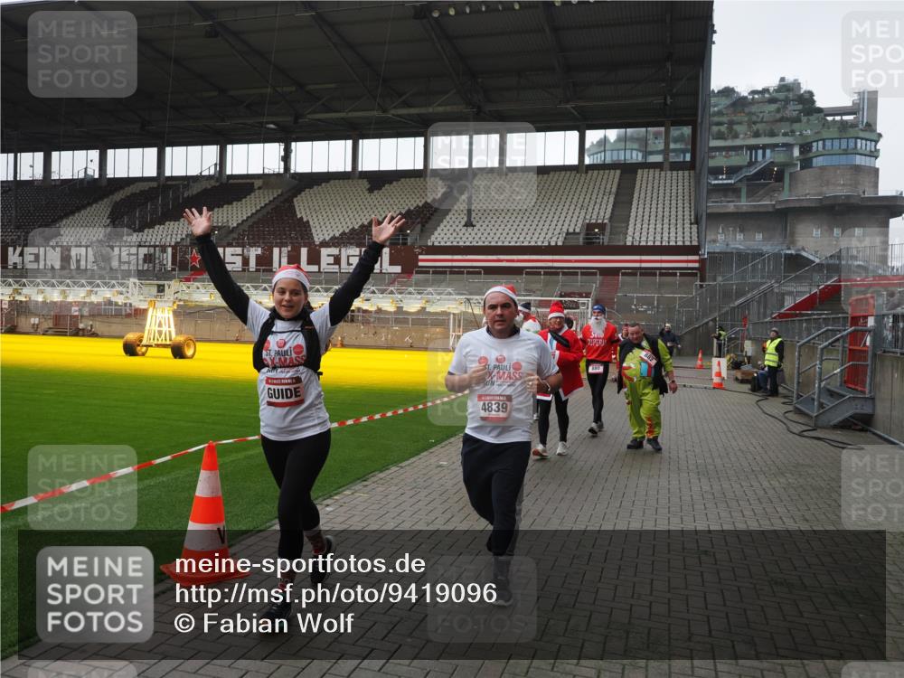 07.12.2025 - St. Pauli X-Mass-Run No. 15 Fabian Wolf http://msf.ph/oto/9419096 07.12.2025 11:29:55 Ziel 859, 882, 1922, 1924, 1925, 1941, 2787, 2838, 2840, 3303, 4651, 4839 meine-sportfotos.de