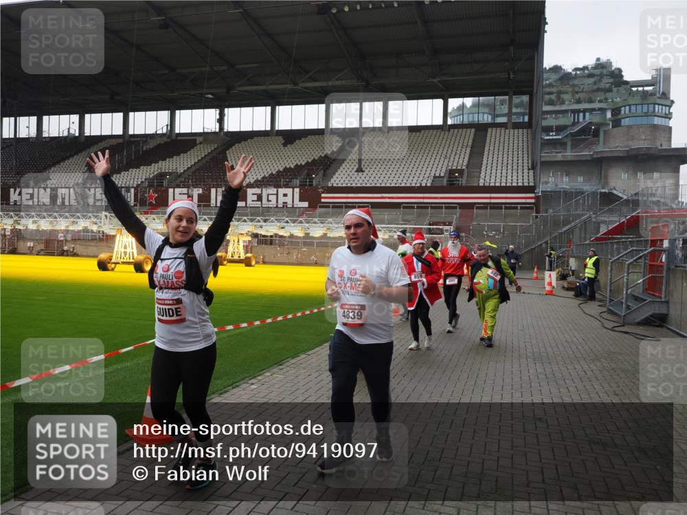 07.12.2025 - St. Pauli X-Mass-Run No. 15 Fabian Wolf http://msf.ph/oto/9419097 07.12.2025 11:29:55 Ziel 859, 882, 1922, 1924, 1925, 1941, 2787, 2838, 2840, 3303, 4651, 4839 meine-sportfotos.de