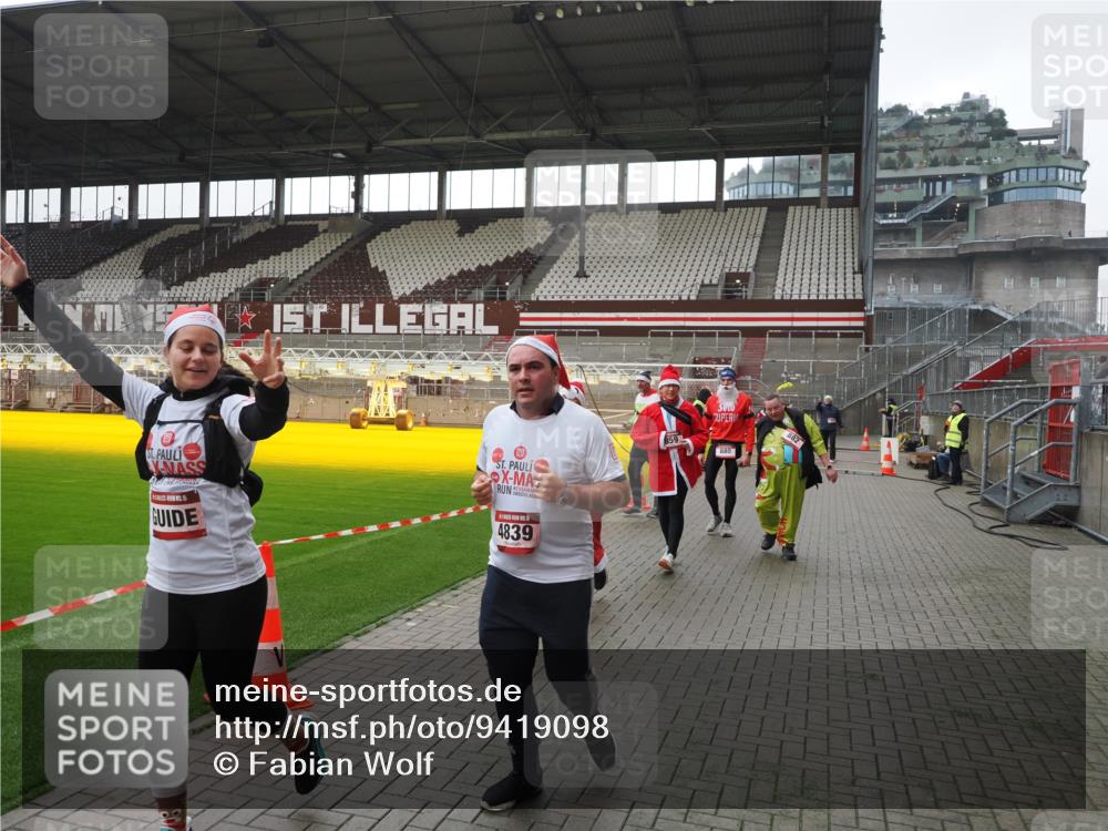 07.12.2025 - St. Pauli X-Mass-Run No. 15 Fabian Wolf http://msf.ph/oto/9419098 07.12.2025 11:29:55 Ziel 859, 882, 1922, 1924, 1925, 1941, 2787, 2838, 2840, 3303, 4651, 4839 meine-sportfotos.de