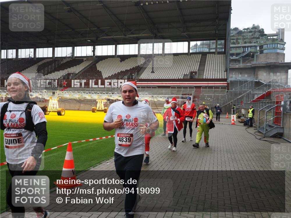 07.12.2025 - St. Pauli X-Mass-Run No. 15 Fabian Wolf http://msf.ph/oto/9419099 07.12.2025 11:29:55 Ziel 859, 882, 1922, 1924, 1925, 1941, 2787, 2838, 2840, 3303, 4651, 4839 meine-sportfotos.de