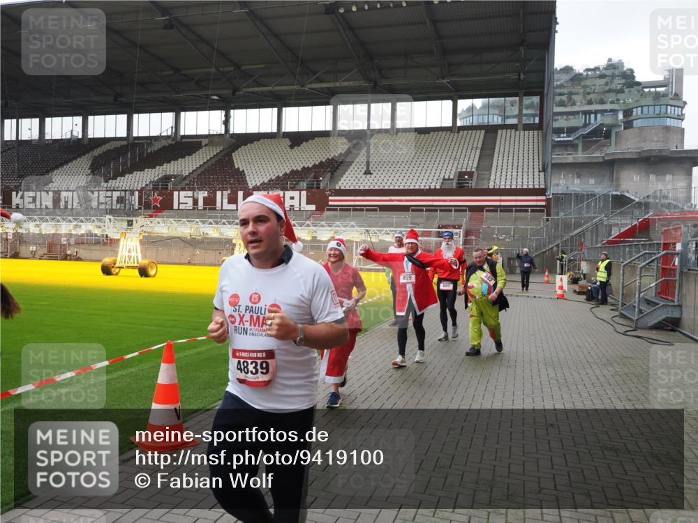 07.12.2025 - St. Pauli X-Mass-Run No. 15 Fabian Wolf http://msf.ph/oto/9419100 07.12.2025 11:29:55 Ziel 859, 882, 1922, 1924, 1925, 1941, 2787, 2838, 2840, 3303, 4651, 4839 meine-sportfotos.de