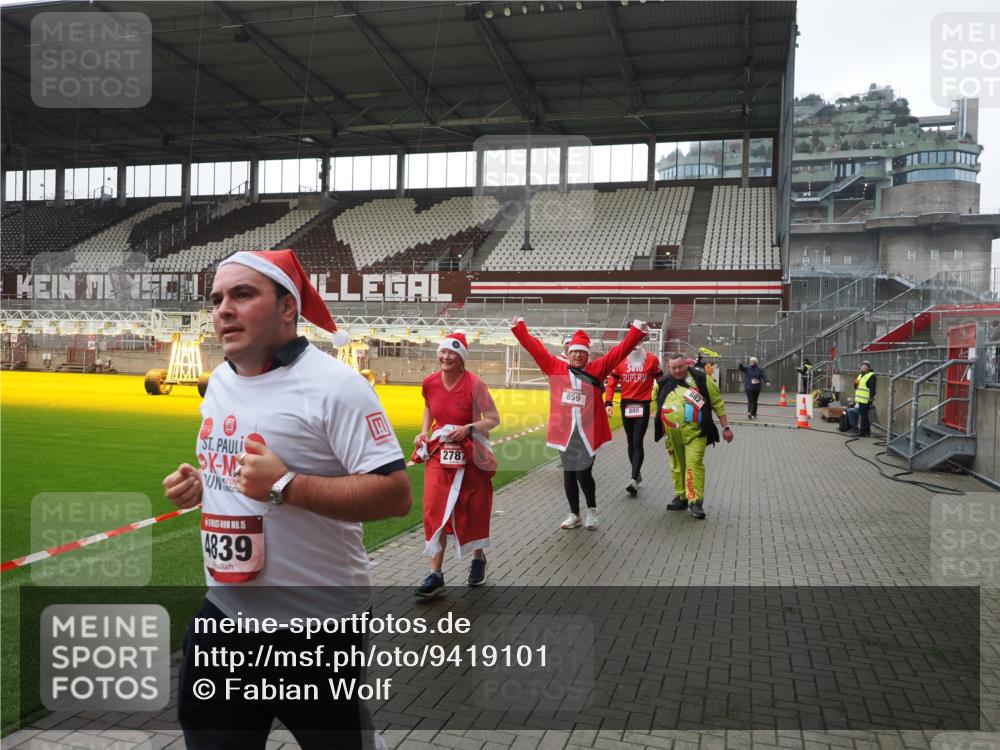 07.12.2025 - St. Pauli X-Mass-Run No. 15 Fabian Wolf http://msf.ph/oto/9419101 07.12.2025 11:29:56 Ziel 859, 882, 1922, 1924, 1925, 1941, 2787, 2838, 2840, 3303, 4651, 4839 meine-sportfotos.de