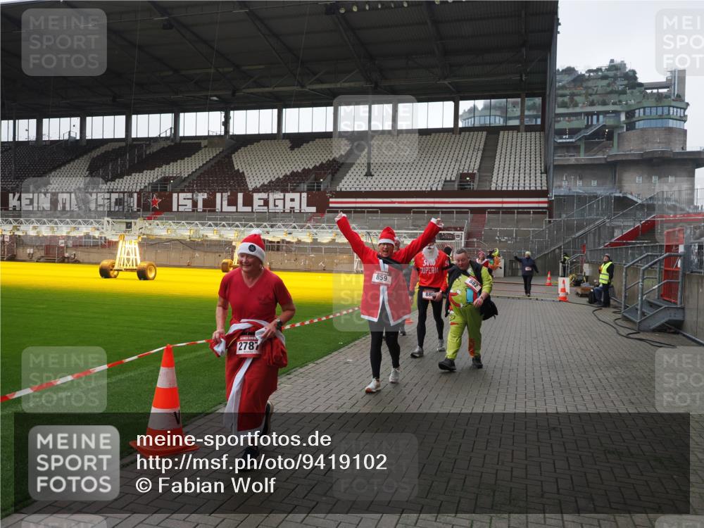 07.12.2025 - St. Pauli X-Mass-Run No. 15 Fabian Wolf http://msf.ph/oto/9419102 07.12.2025 11:29:56 Ziel 859, 882, 1922, 1924, 1925, 1941, 2787, 2838, 2840, 3303, 4651, 4839 meine-sportfotos.de
