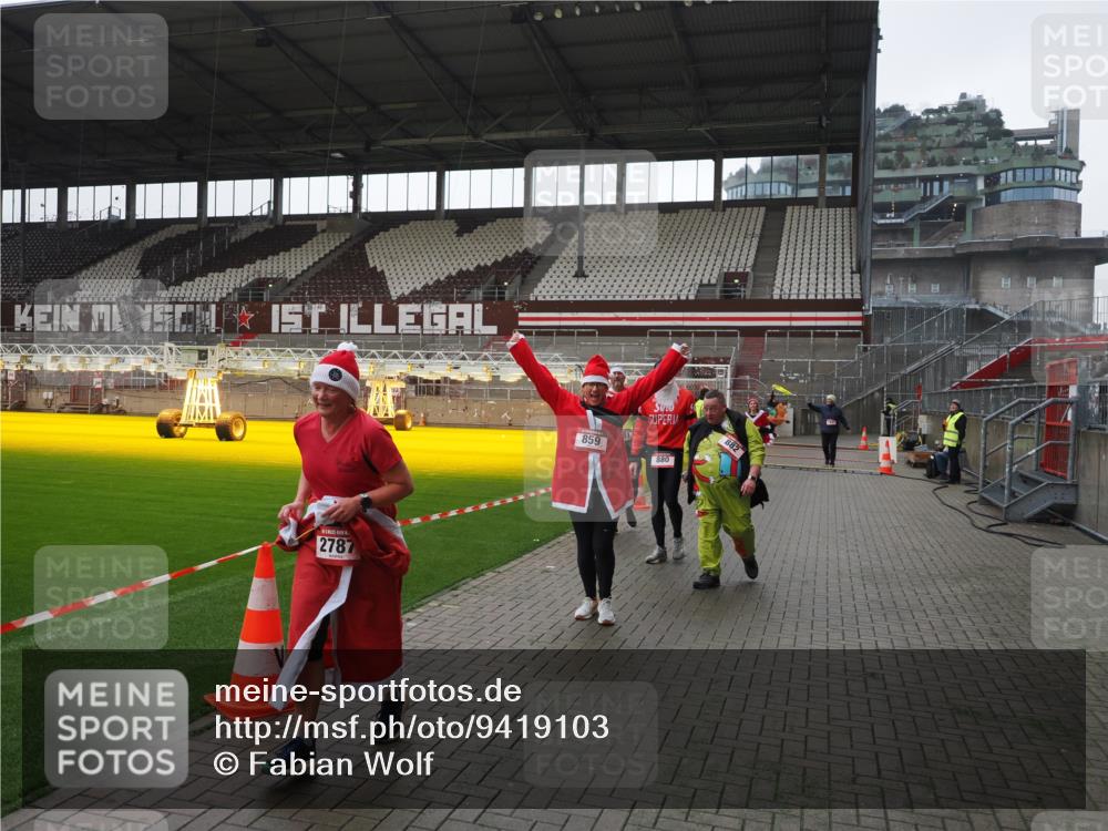 07.12.2025 - St. Pauli X-Mass-Run No. 15 Fabian Wolf http://msf.ph/oto/9419103 07.12.2025 11:29:56 Ziel 859, 882, 1922, 1924, 1925, 1941, 2787, 2838, 2840, 3303, 4651, 4839 meine-sportfotos.de