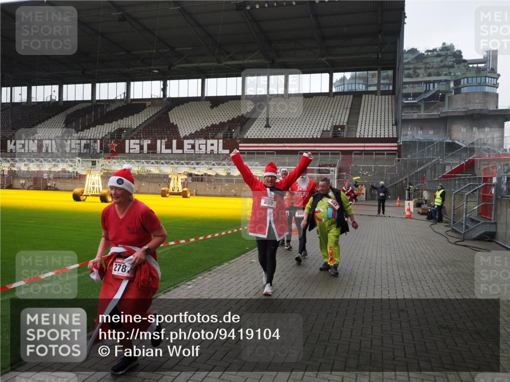 07.12.2025 - St. Pauli X-Mass-Run No. 15 Fabian Wolf http://msf.ph/oto/9419104 07.12.2025 11:29:57 Ziel 859, 882, 1922, 1924, 1925, 1941, 2787, 2838, 2840, 3303, 4651, 4839 meine-sportfotos.de