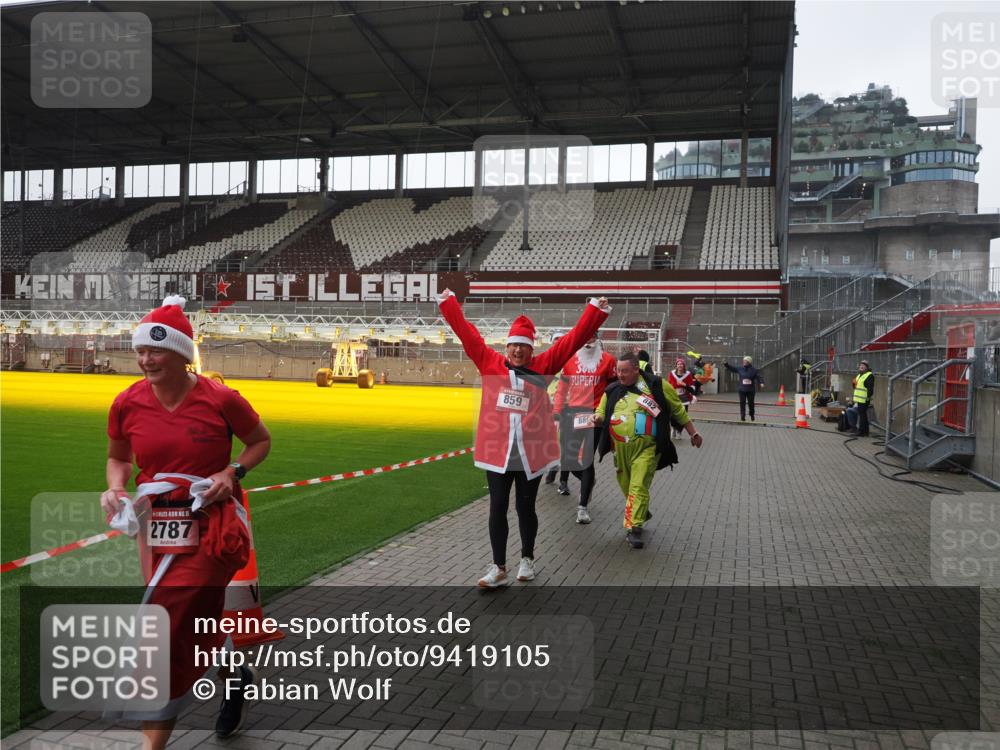 07.12.2025 - St. Pauli X-Mass-Run No. 15 Fabian Wolf http://msf.ph/oto/9419105 07.12.2025 11:29:57 Ziel 859, 882, 1922, 1924, 1925, 1941, 2787, 2838, 2840, 3303, 4651, 4839 meine-sportfotos.de