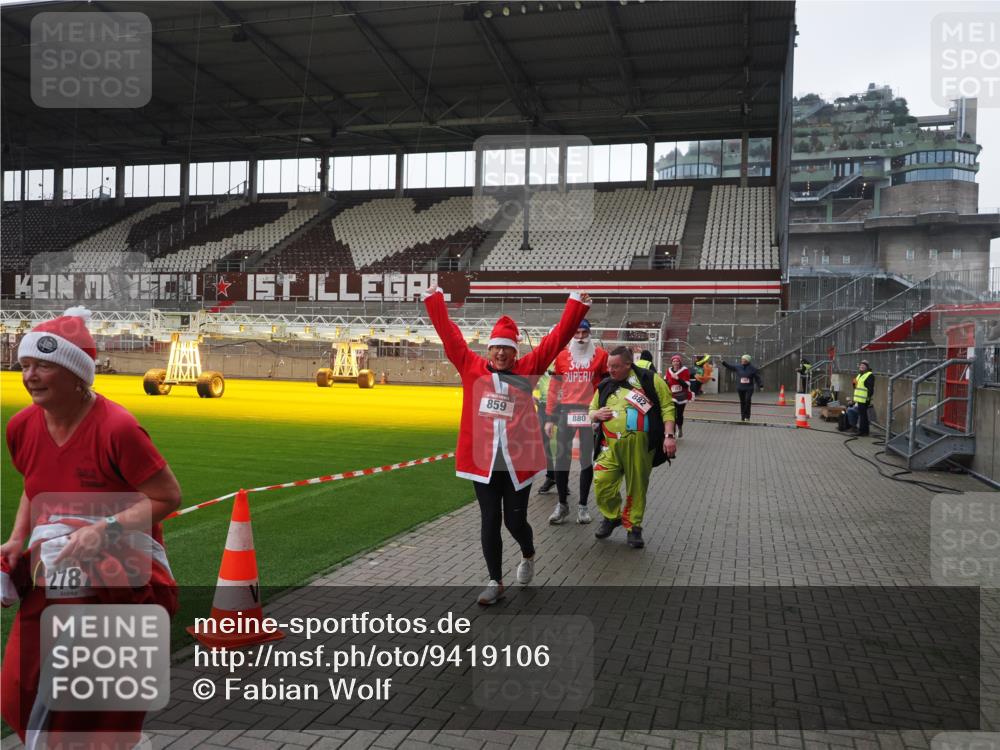 07.12.2025 - St. Pauli X-Mass-Run No. 15 Fabian Wolf http://msf.ph/oto/9419106 07.12.2025 11:29:57 Ziel 859, 882, 1922, 1924, 1925, 1941, 2787, 2838, 2840, 3303, 4651, 4839 meine-sportfotos.de