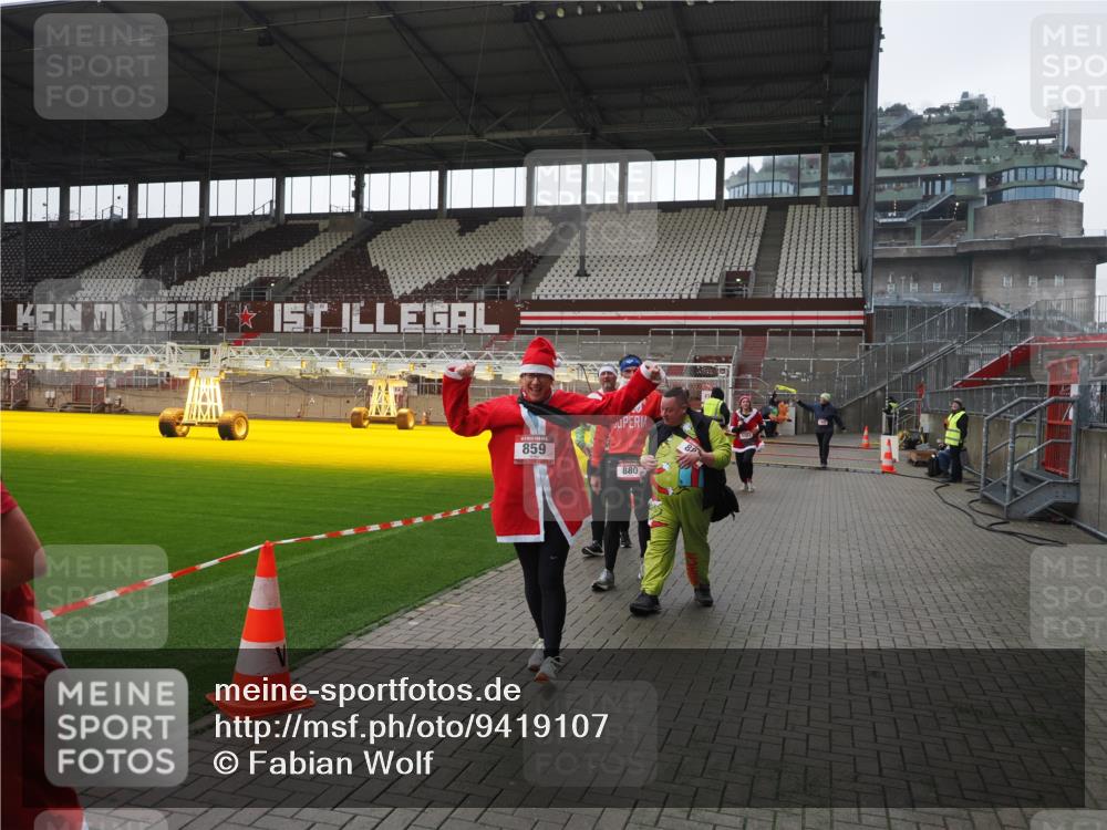 07.12.2025 - St. Pauli X-Mass-Run No. 15 Fabian Wolf http://msf.ph/oto/9419107 07.12.2025 11:29:57 Ziel 859, 882, 1922, 1924, 1925, 1941, 2787, 2838, 2840, 3303, 4651, 4839 meine-sportfotos.de