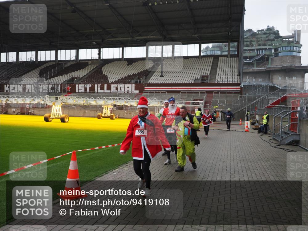 07.12.2025 - St. Pauli X-Mass-Run No. 15 Fabian Wolf http://msf.ph/oto/9419108 07.12.2025 11:29:57 Ziel 859, 882, 1922, 1924, 1925, 1941, 2787, 2838, 2840, 3303, 4651, 4839 meine-sportfotos.de