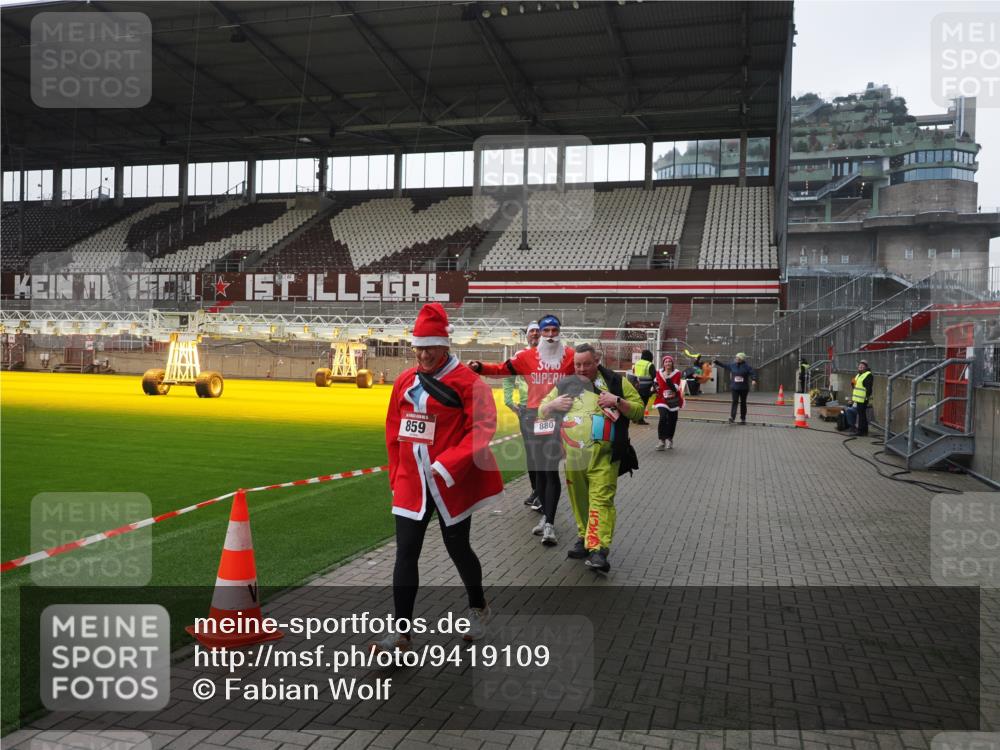 07.12.2025 - St. Pauli X-Mass-Run No. 15 Fabian Wolf http://msf.ph/oto/9419109 07.12.2025 11:29:58 Ziel 882, 1922, 1925, 1941, 2787, 2838, 2840, 3303, 4651, 4839 meine-sportfotos.de