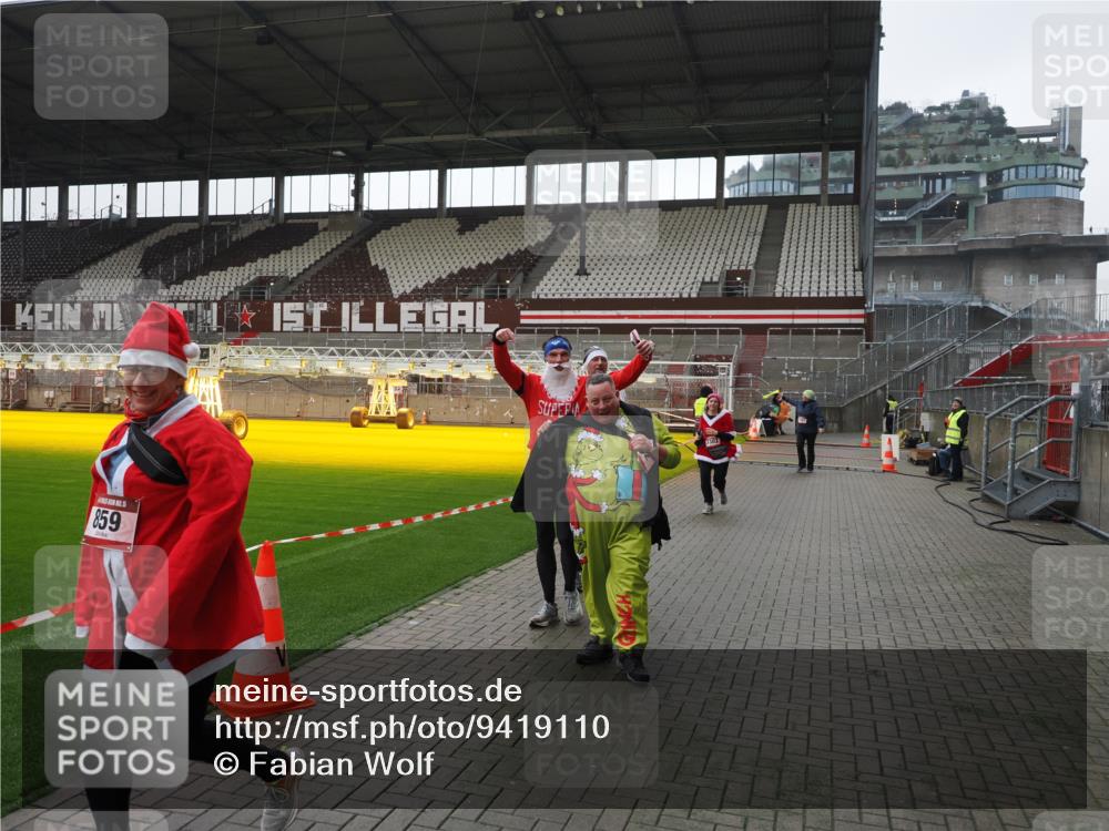 07.12.2025 - St. Pauli X-Mass-Run No. 15 Fabian Wolf http://msf.ph/oto/9419110 07.12.2025 11:29:59 Ziel 1941, 2787, 2838, 2840, 3303, 4651, 4839 meine-sportfotos.de