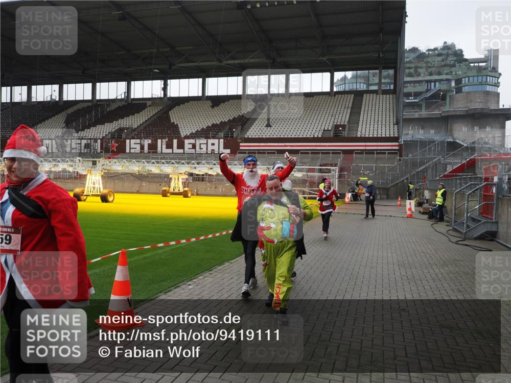 07.12.2025 - St. Pauli X-Mass-Run No. 15 Fabian Wolf http://msf.ph/oto/9419111 07.12.2025 11:29:59 Ziel 1941, 2787, 2838, 2840, 3303, 4651, 4839 meine-sportfotos.de