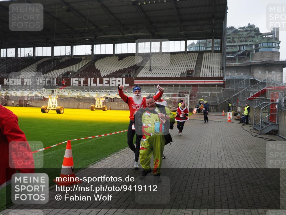 07.12.2025 - St. Pauli X-Mass-Run No. 15 Fabian Wolf http://msf.ph/oto/9419112 07.12.2025 11:29:59 Ziel 1941, 2787, 2838, 2840, 3303, 4651, 4839 meine-sportfotos.de