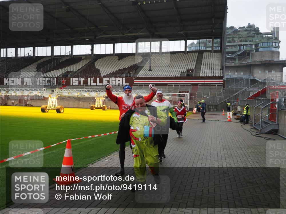 07.12.2025 - St. Pauli X-Mass-Run No. 15 Fabian Wolf http://msf.ph/oto/9419114 07.12.2025 11:29:59 Ziel 1941, 2787, 2838, 2840, 3303, 4651, 4839 meine-sportfotos.de