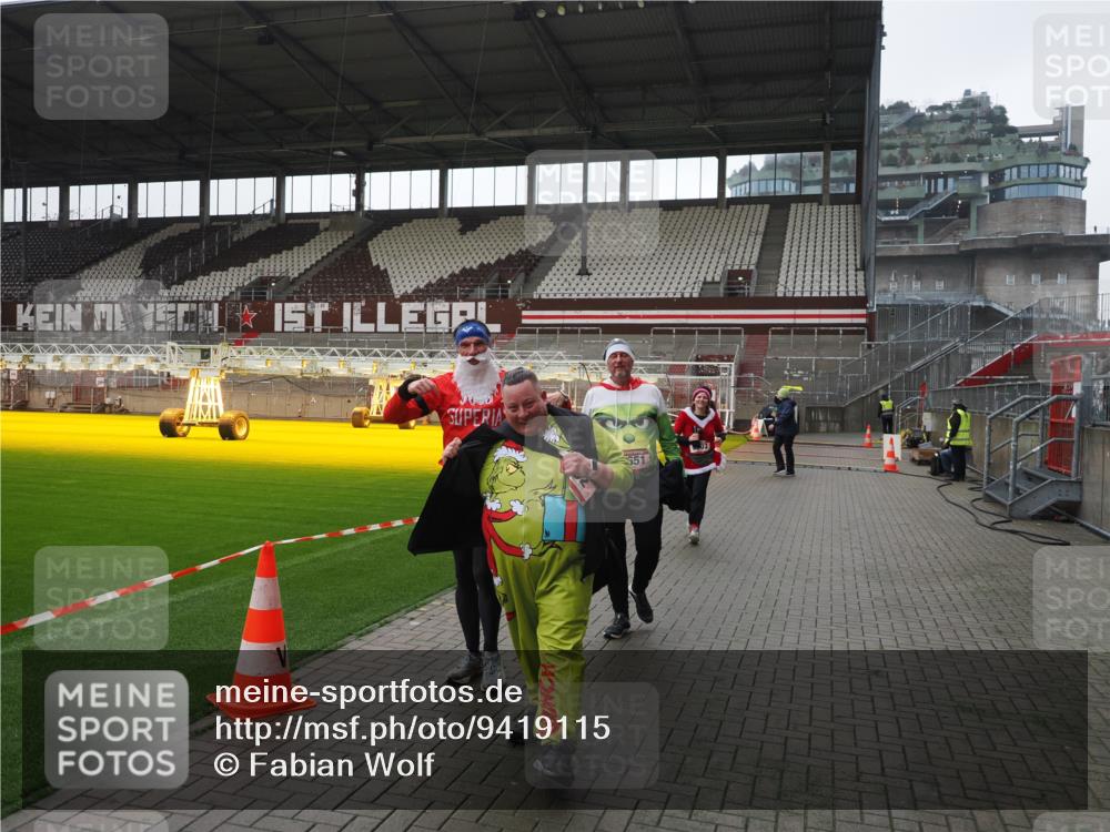07.12.2025 - St. Pauli X-Mass-Run No. 15 Fabian Wolf http://msf.ph/oto/9419115 07.12.2025 11:30:00 Ziel 1941, 2787, 2838, 2840, 3303, 4839 meine-sportfotos.de