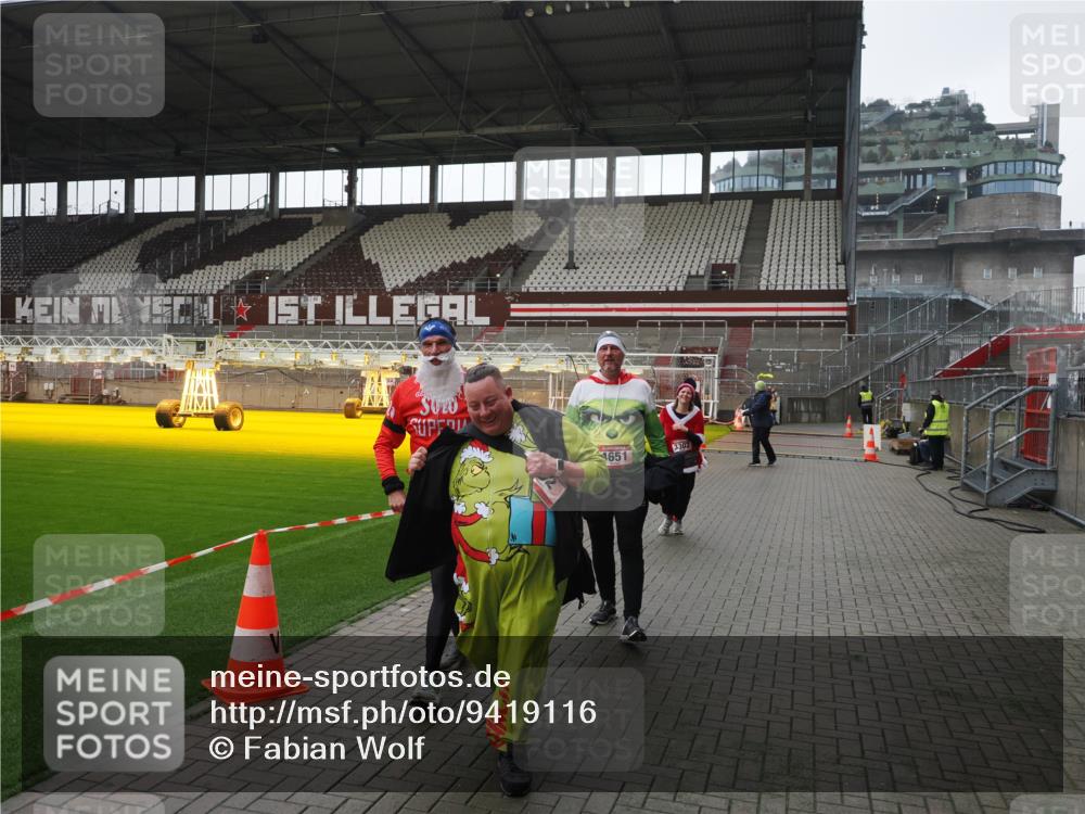 07.12.2025 - St. Pauli X-Mass-Run No. 15 Fabian Wolf http://msf.ph/oto/9419116 07.12.2025 11:30:00 Ziel 1941, 2787, 2838, 2840, 3303, 4839 meine-sportfotos.de