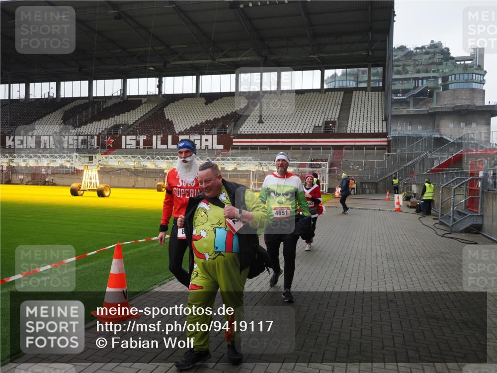 07.12.2025 - St. Pauli X-Mass-Run No. 15 Fabian Wolf http://msf.ph/oto/9419117 07.12.2025 11:30:00 Ziel 1941, 2787, 2838, 2840, 3303, 4839 meine-sportfotos.de