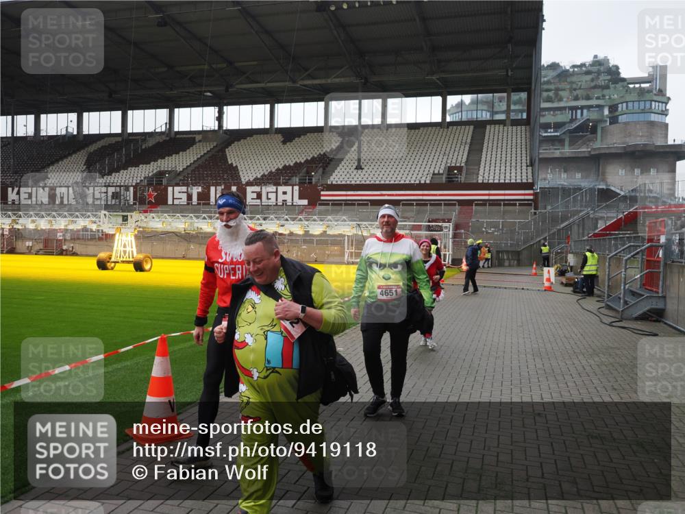 07.12.2025 - St. Pauli X-Mass-Run No. 15 Fabian Wolf http://msf.ph/oto/9419118 07.12.2025 11:30:00 Ziel 1941, 2787, 2838, 2840, 3303, 4839 meine-sportfotos.de