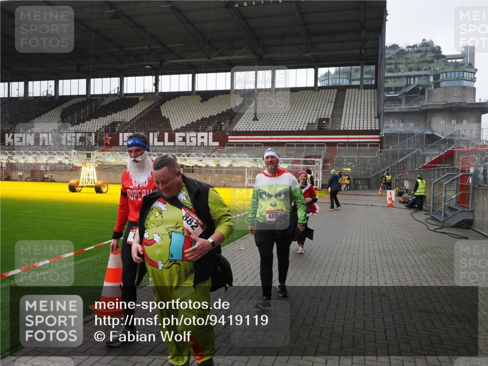 07.12.2025 - St. Pauli X-Mass-Run No. 15 Fabian Wolf http://msf.ph/oto/9419119 07.12.2025 11:30:00 Ziel 1941, 2787, 2838, 2840, 3303, 4839 meine-sportfotos.de