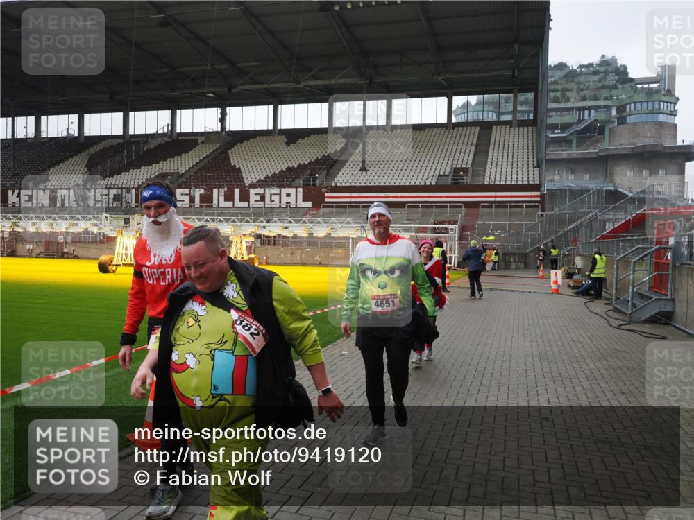 07.12.2025 - St. Pauli X-Mass-Run No. 15 Fabian Wolf http://msf.ph/oto/9419120 07.12.2025 11:30:01 Ziel 1941, 2787, 2838, 2840, 3303, 4839 meine-sportfotos.de
