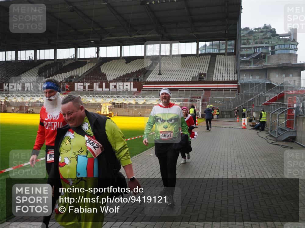 07.12.2025 - St. Pauli X-Mass-Run No. 15 Fabian Wolf http://msf.ph/oto/9419121 07.12.2025 11:30:01 Ziel 1941, 2787, 2838, 2840, 3303, 4839 meine-sportfotos.de