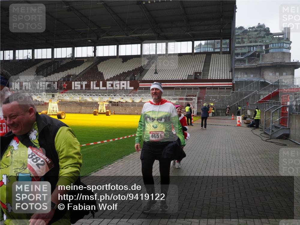 07.12.2025 - St. Pauli X-Mass-Run No. 15 Fabian Wolf http://msf.ph/oto/9419122 07.12.2025 11:30:01 Ziel 1941, 2787, 2838, 2840, 3303, 4839 meine-sportfotos.de