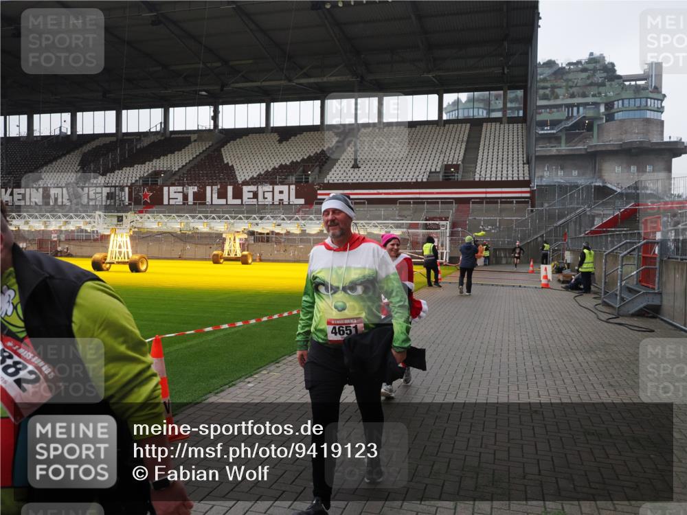 07.12.2025 - St. Pauli X-Mass-Run No. 15 Fabian Wolf http://msf.ph/oto/9419123 07.12.2025 11:30:01 Ziel 1941, 2787, 2838, 2840, 3303, 4839 meine-sportfotos.de