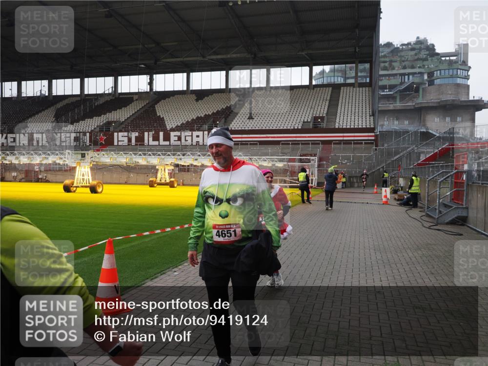 07.12.2025 - St. Pauli X-Mass-Run No. 15 Fabian Wolf http://msf.ph/oto/9419124 07.12.2025 11:30:02 Ziel 1941, 2787, 2838, 2840, 3303, 4839 meine-sportfotos.de