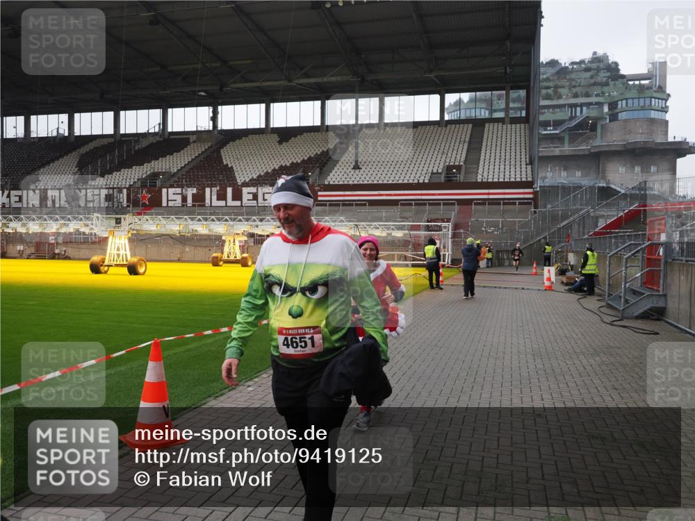 07.12.2025 - St. Pauli X-Mass-Run No. 15 Fabian Wolf http://msf.ph/oto/9419125 07.12.2025 11:30:02 Ziel 1941, 2787, 2838, 2840, 3303, 4839 meine-sportfotos.de