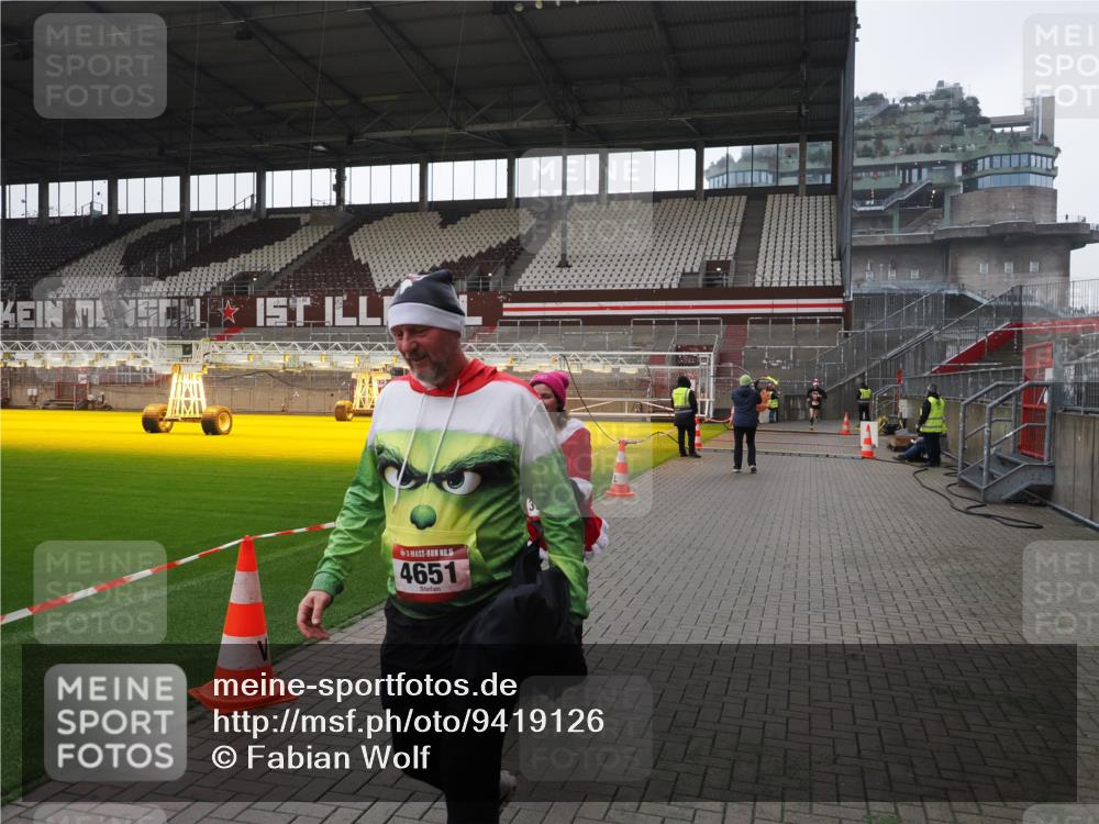 07.12.2025 - St. Pauli X-Mass-Run No. 15 Fabian Wolf http://msf.ph/oto/9419126 07.12.2025 11:30:02 Ziel 1941, 2787, 2838, 2840, 3303, 4839 meine-sportfotos.de