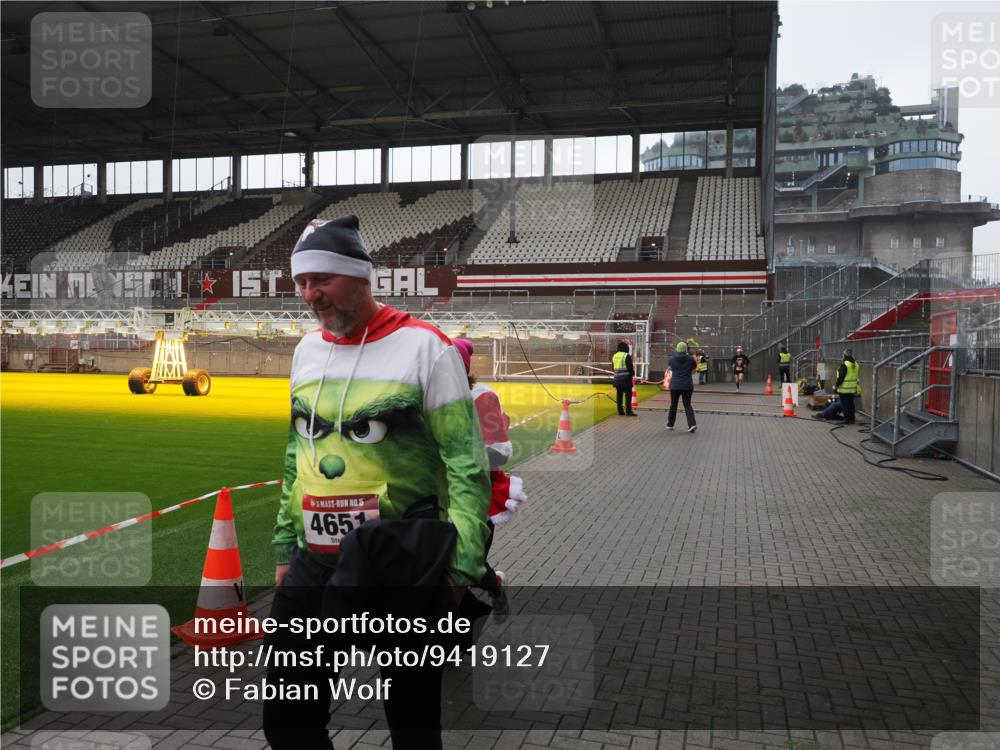 07.12.2025 - St. Pauli X-Mass-Run No. 15 Fabian Wolf http://msf.ph/oto/9419127 07.12.2025 11:30:02 Ziel 1941, 2787, 2838, 2840, 3303, 4839 meine-sportfotos.de
