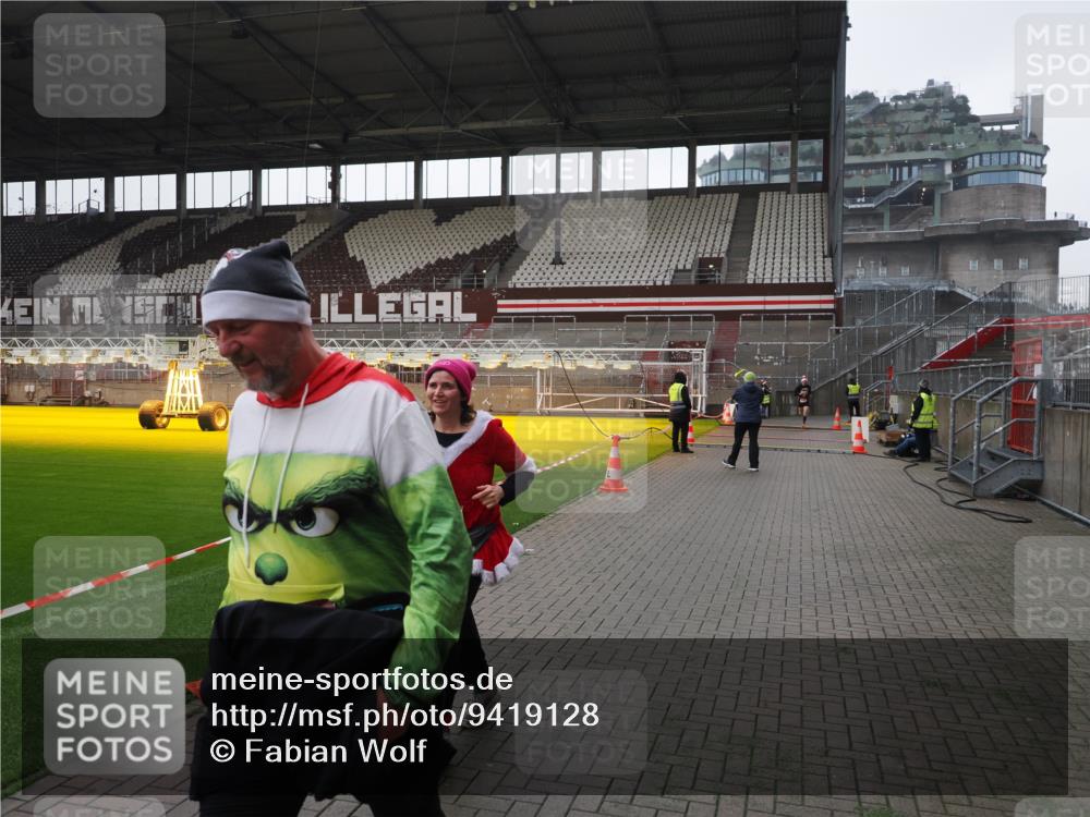 07.12.2025 - St. Pauli X-Mass-Run No. 15 Fabian Wolf http://msf.ph/oto/9419128 07.12.2025 11:30:02 Ziel 1941, 2787, 2838, 2840, 3303, 4839 meine-sportfotos.de